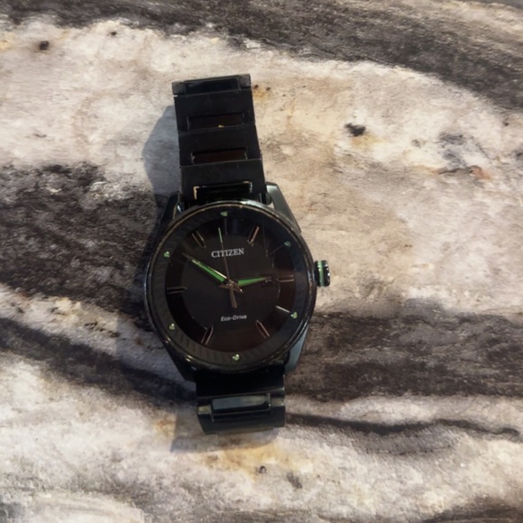Citizen Eco-Drive watch with green detailing. - Picture 2 of 4